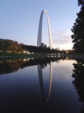 A picture of the arch in the city